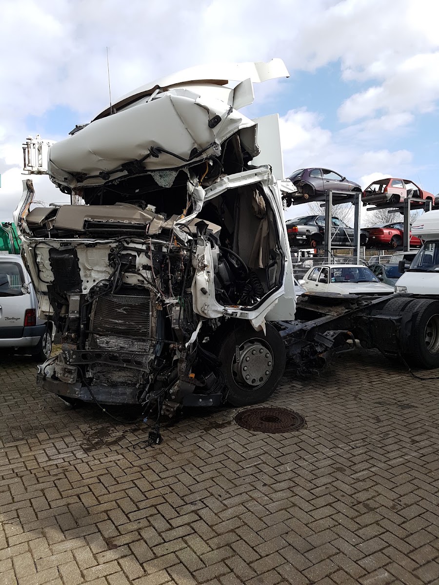 Unfall-Lkw auf dem Betriebshof von Hoffmann & Berger