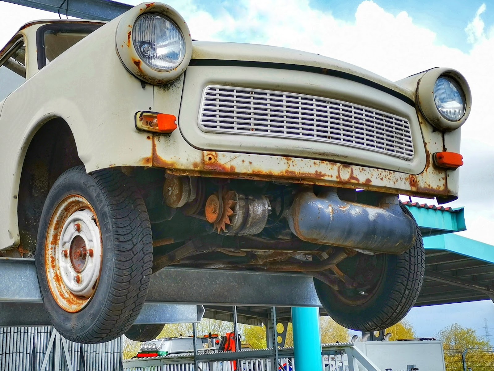 Oldtimer auf der Hebebühne, Unterbodenansicht
