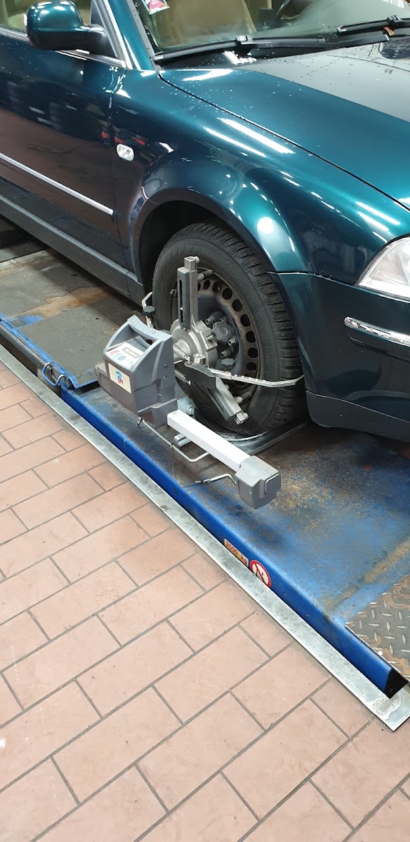 Achsvermessung an einem Fahrzeug in der Werkstatt